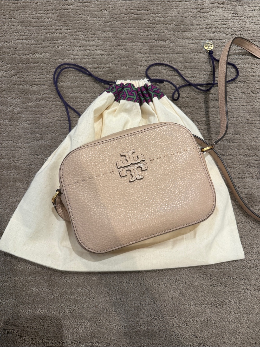 Tory Burch McGraw Camera Bag in Nude Pebbled Leather Crossbody Bag - Picture 2 of 12